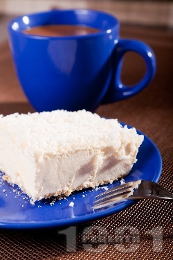 Домашна сладоледена торта с блат от бисквити, течна сметана, крема сирене и кокосови стърготини - снимка на рецептата